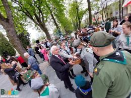 Burmistrz Waldemar Sikora wśród uczestników uroczystości