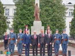 Warta honorowa pod pomnikiem Tadeusza Kościuszki wraz z organizatorami uroczystości