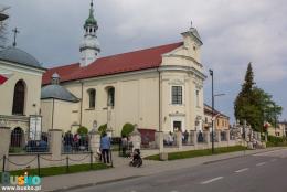 Uczestnicy uroczystości pod kościołem parafialnym pw. Niepokalanego Poczęcia Najświętszej Marii Panny