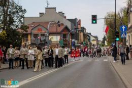 Uczestnicy uroczystości formują pochód na ul. Bohaterów Warszawy