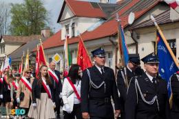 Przemarsz pocztów sztandarowych ulicą Bohaterów Warszawy