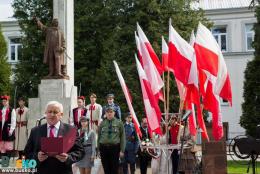 Burmistrz Waldemar Sikora podczas przemówienia okolicznościowego pod pomnikiem Kościuszki