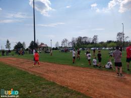 Zdjęcie przedstawia rozgrywki piłkarskie pomiędzy drużynami AKS 1947 Busko-Zdrój 