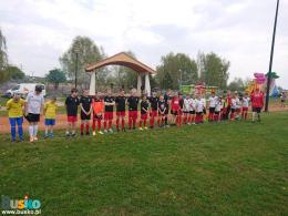 Zdjęcie przedstawia uczestników meczu przed rozpoczęciem rozgrywek