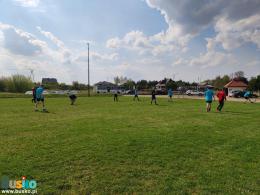 Zdjęcie przedstawia mecz pomiędzy drużyną BOSIR, a drużyną rodziców