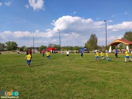 Zdjęcie przedstawia uczestników meczu rodzice kontra dzieci 