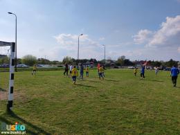 Na zdjęciu widoczni są uczestnicy meczu rodzice kontra dzieci