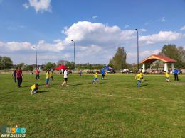 Zdjęcie przedstawia mecz pomiędzy rodzicami, a dziećmi 