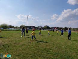 Na zdjęciu widoczni są uczestnicy meczu rodzice kontra dzieci 