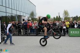 Trwa pokaz rowerowy Krystiana Herby 
