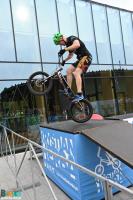 Krystian Herba na rampie podczas wykonywania sztuczek na rowerze