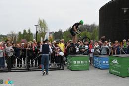 Krystian Herba na rampie podczas wykonywania sztuczek na rowerze