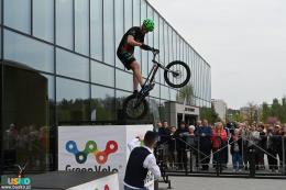 Krystian Herba na rampie podczas wykonywania sztuczek na rowerze