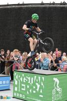 Krystian Herba na rampie podczas wykonywania sztuczek na rowerze