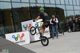 Krystian Herba na jednym kole podczas wykonywania sztuczek na rowerze