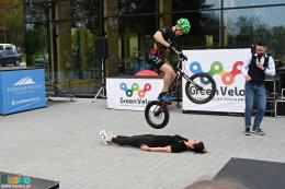 Krystian Herba wykonuje ewulucje na rowerze nad leżącą osobą