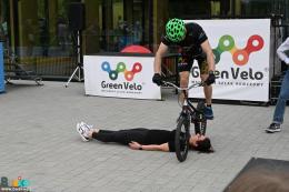 Krystian Herba wykonuje ewulucje na rowerze nad leżącą osobą