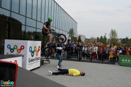 Krystian Herba wykonuje ewulucje na rowerze nad leżącą osobą