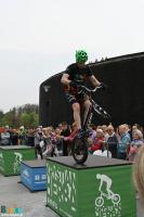 Krystian Herba na rowerze bez przedniego koła podczas wykonywania ewolucji