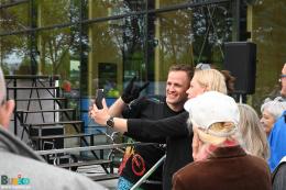 Krystian Herba pozuje do zdjęć z publicznością