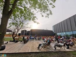 Na zdjęciu publiczność koncertu podczas otwarcia wypożyczalni rowerów  w kompleksie #TężniaBusko