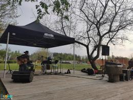 Trwa koncert gitarowy podczas  otwarcia wypożyczalni rowerów  w kompleksie #TężniaBusko