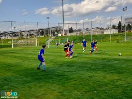 Zdjęcie przedstawia uczestników w trakcie meczu AKS 1947 Busko-Zdrój vs Football Academy Busko-Zdrój 