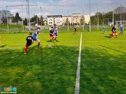 Zdjęcie przedstawia kontratak zawodników Football Academy w trakcie meczu AKS 1947 Busko-Zdrój vs Football Academy Busko-Zdrój