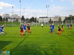 Zdjęcie zawodników podczas walki o piłkę w trakcie meczu AKS 1947 Busko-Zdrój vs Football Academy Busko-Zdrój 