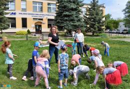 Przedszkolaki Papużki biorą udział w zajęciach plenerowych obok biblioteki