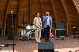Dyrektor BSCK Maria Wiśniewska i Wiceburmistrz MiG Michał Maroński otwierają koncert na muszli w parku zdrojowym