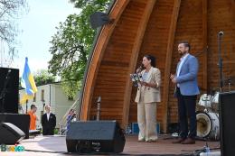 Dyrektor BSCK Maria Wiśniewska i Wiceburmistrz MiG Michał Maroński otwierają koncert na muszli w parku zdrojowym