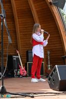 Młoda artystka na scenie