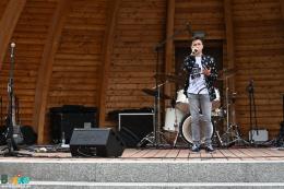 Młody solista z mikrofonem na scenie