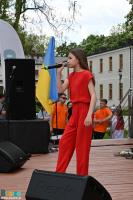 Młoda artystka na scenie