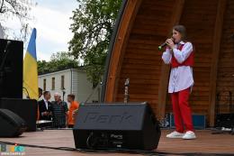 Młoda artystka na scenie