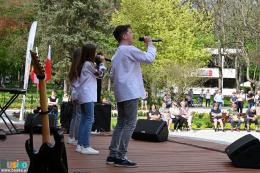 Troje młodych wokalistów na scenie