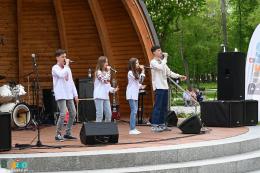 Czworo młodych wokalistów na scenie