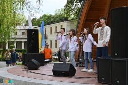 Czworo młodych wokalistów na scenie