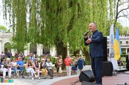 Na scenie artysta ukraiński, w tle publiczność