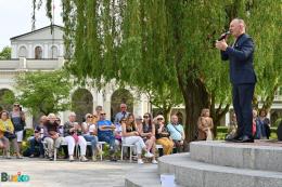 Na scenie artysta ukraiński, w tle publiczność