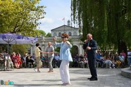 Artysta ukraiński zaprasza publiczność do wspólnego tańca