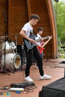 Na scenie zespół rockowy 