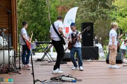 Na scenie zespół rockowy