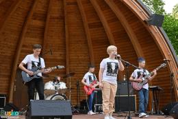 Młodzi artyści z zespołu rockowego Contrabass Band