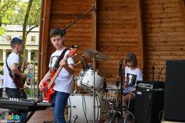 Młodzi artyści z zespołu rockowego Contrabass Band