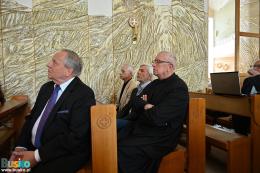 W ławach kościelnych siedzą: Ksiądz Marek Podyma oraz goście uroczystości