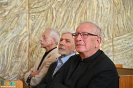 W ławach kościelnych siedzą: Ksiądz Marek Podyma oraz goście uroczystości