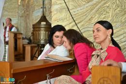 Uczestnicy uroczystości siedzący w ławach kościelnych