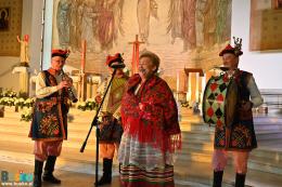 Występ kapeli Buskowianie - solistka i 3 muzyków, wszyscy w strojach ludowych